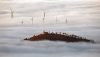 La niebla cubre un campo de aerogeneradores cerca de Pamplona
Fotografía: Jesús Diges